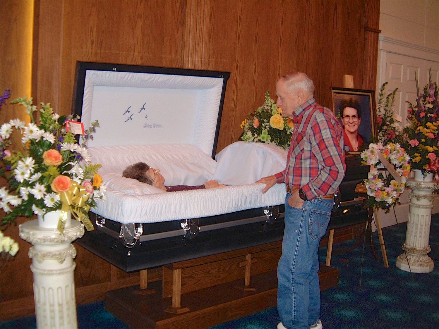 2004-07-28-07 Mom's Funeral.jpg